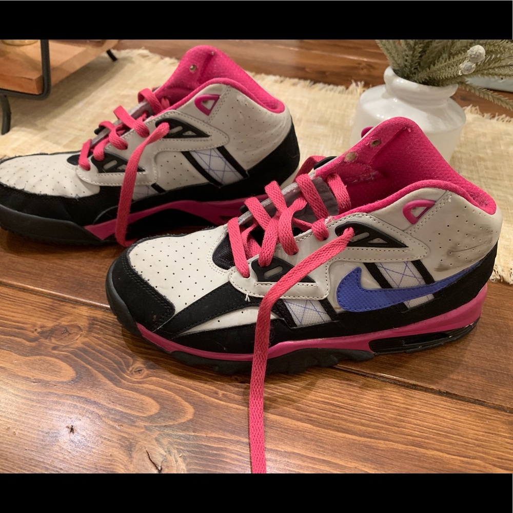 Retro Vintage women’s Nike tennis shoes 2012